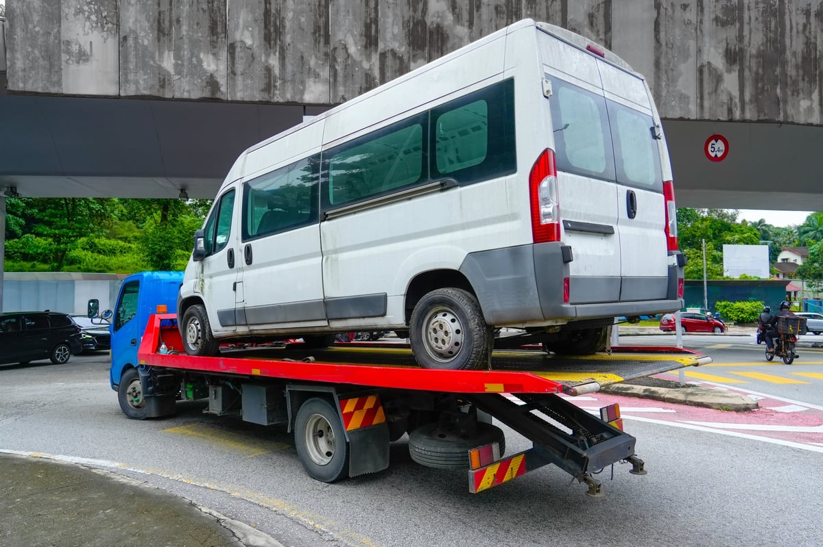 Flatbed rollback tow truck